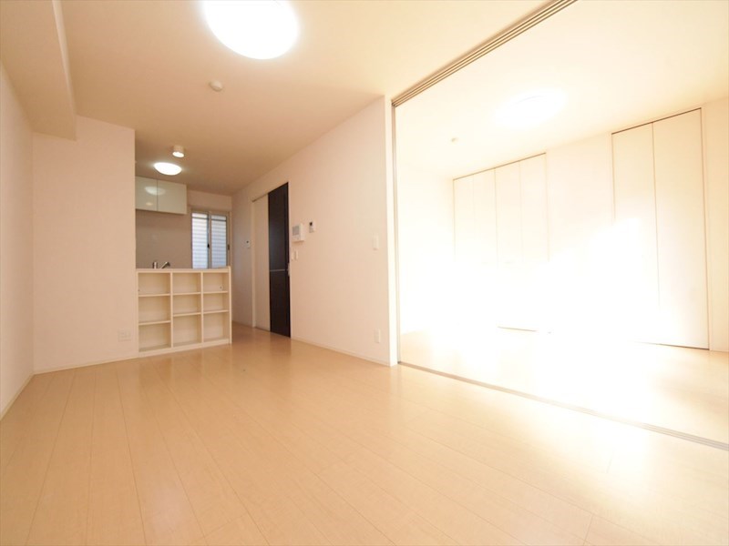 居室・リビング　ＬＤＫ12帖　洋室6帖　つなげても仕切っても使えます