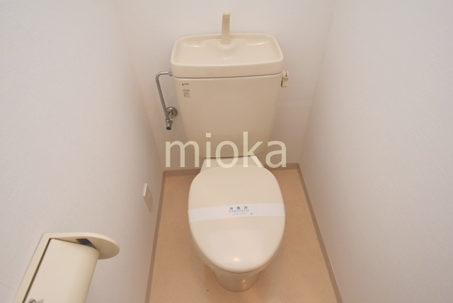 トイレ　落ち着いた色調のトイレです