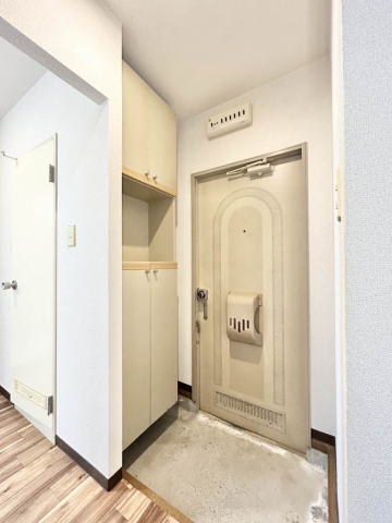 玄関　※写真は同物件別部屋です。