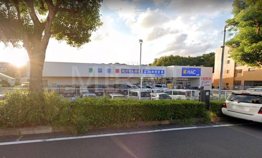 ドラックストア　ハックドラッグ港南台店（ドラッグストア）まで300m