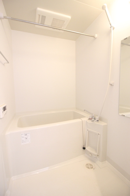 バス・シャワールーム　追い焚き機能付きのお風呂