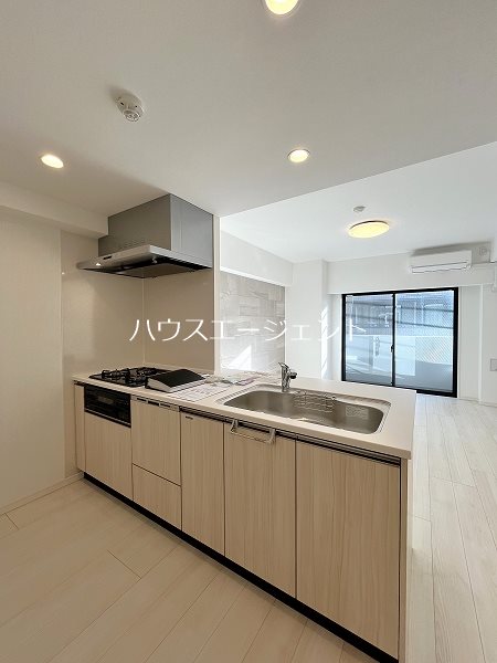 キッチン　3口コンロ、食器洗浄機付きの便利なシステムキッチン※参考画像