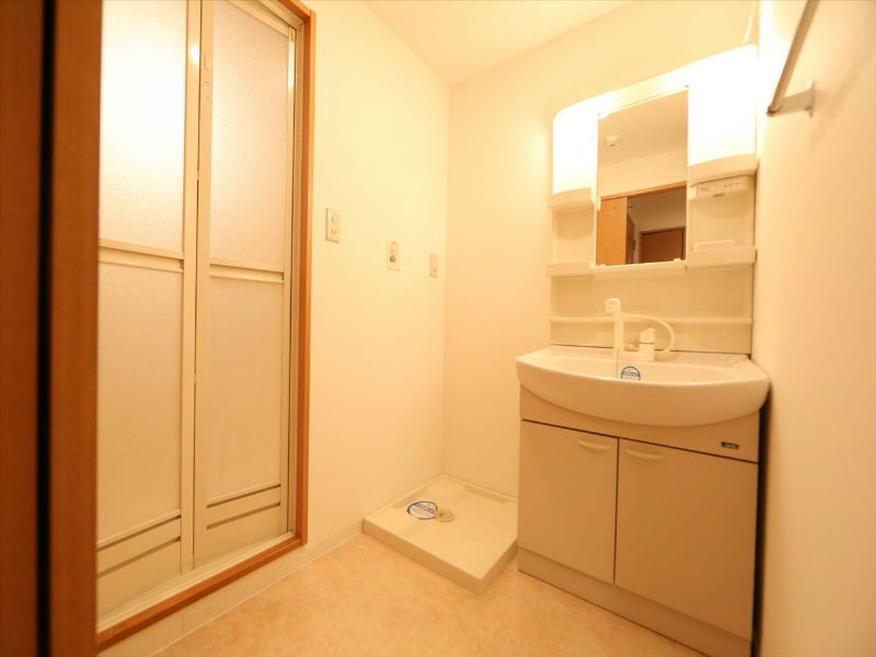 洗面設備　脱衣所　独立洗面台（シャンプードレッサー付）収納スペース有