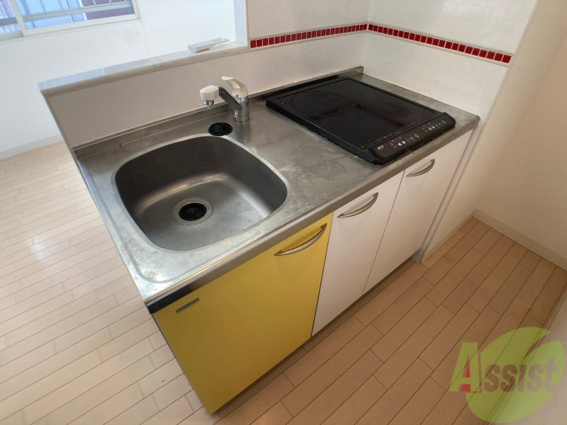 キッチン　シンプルなキッチンです。一人暮らしにはちょうどいいサイズ。