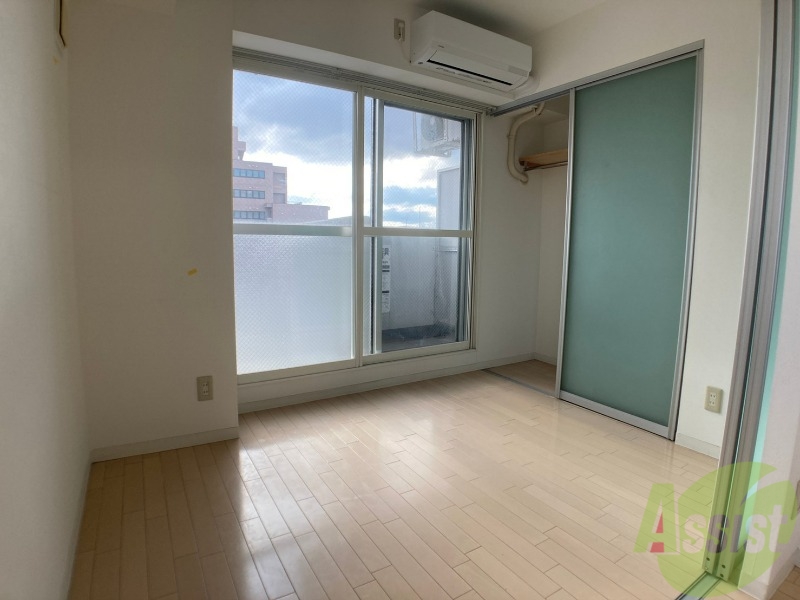 その他部屋・スペース　別の角度から洋室を撮影しました。日射しがあり明るい印象。