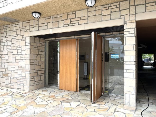 エントランス　落ち着いたエントランスです