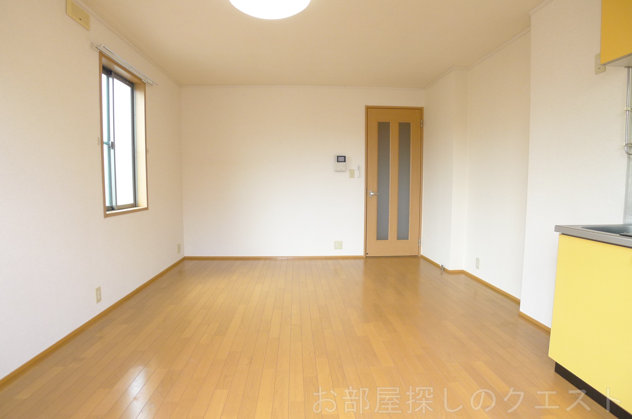 居室・リビング　（写真は同仕様反転）