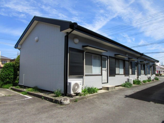 外観はレトロな雰囲気。室内はきれいに整え、新設設備で快適に。