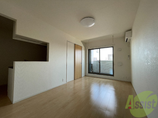 居室・リビング　広めのＬＤＫのお部屋です。明るくて広い印象ですね。