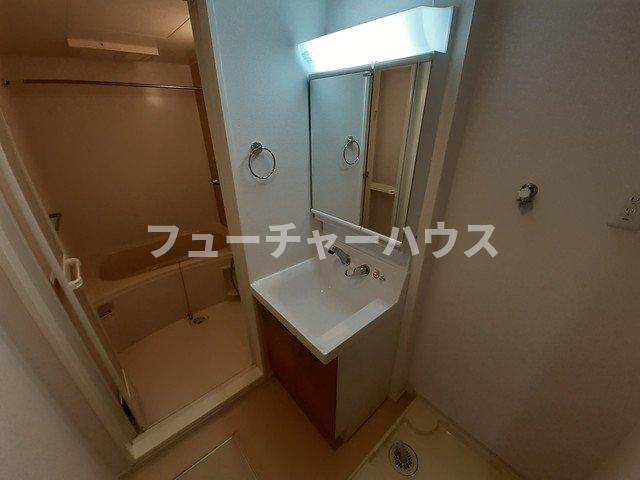 洗面設備　明るい洗面所です