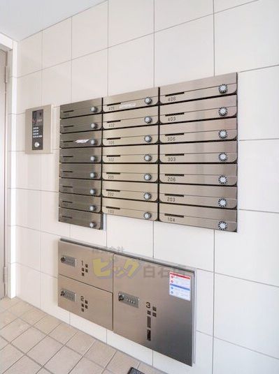 エントランス　留守中でも荷物が受け取れて便利な宅配ＢＯＸ完備しています♪