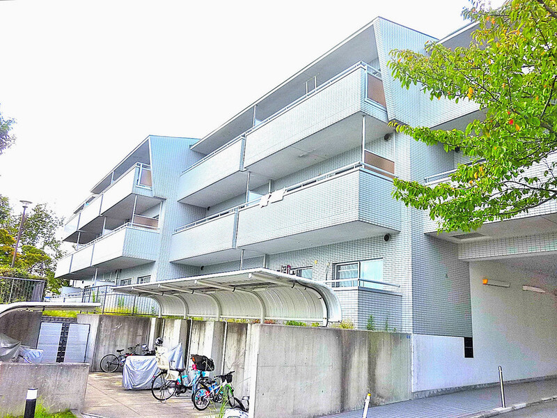 建物外観　南向きで外観も綺麗な低層マンションです