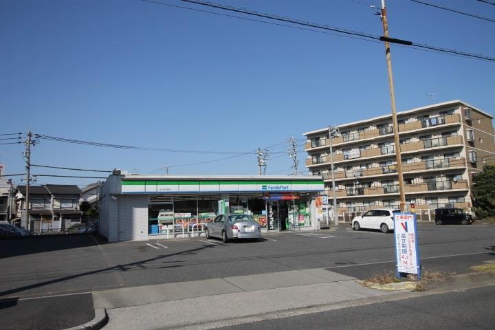 コンビニ　ファミリーマート中川好本町店（コンビニ）まで657m