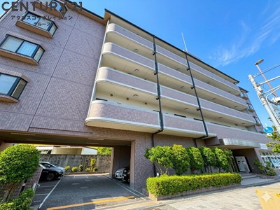 建物外観　敷地内屋根付き駐車場あり