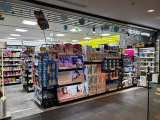 ドラックストア　マツモトキヨシフレンテ明大前店（ドラッグストア）まで261m