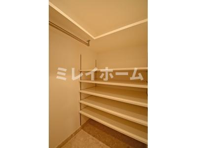 玄関　同建物内、別のお部屋の参考写真になります。