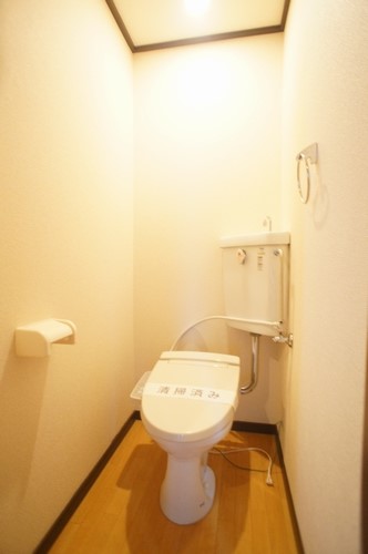 トイレ　温水洗浄便座付きです。