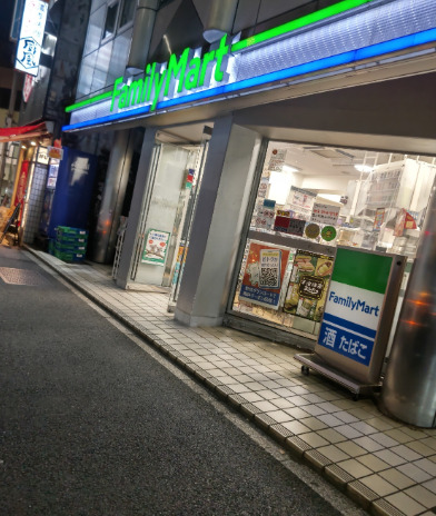 コンビニ　ファミリーマート 南青山六丁目店（コンビニ）まで577m