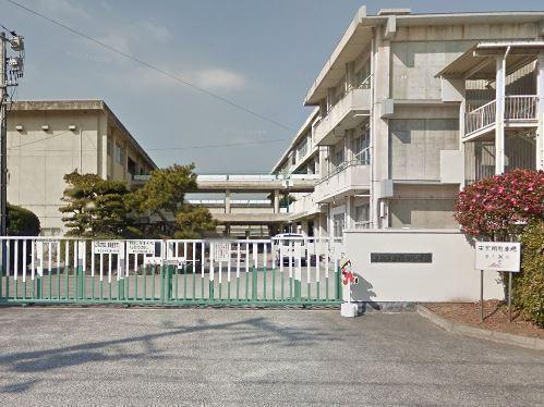 小学校　倉敷市立緑丘小学校（小学校）まで985m