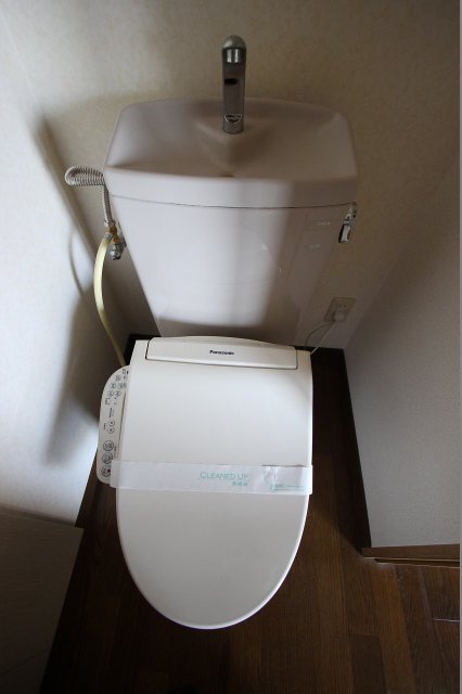トイレ　同物件、別号室のものです。