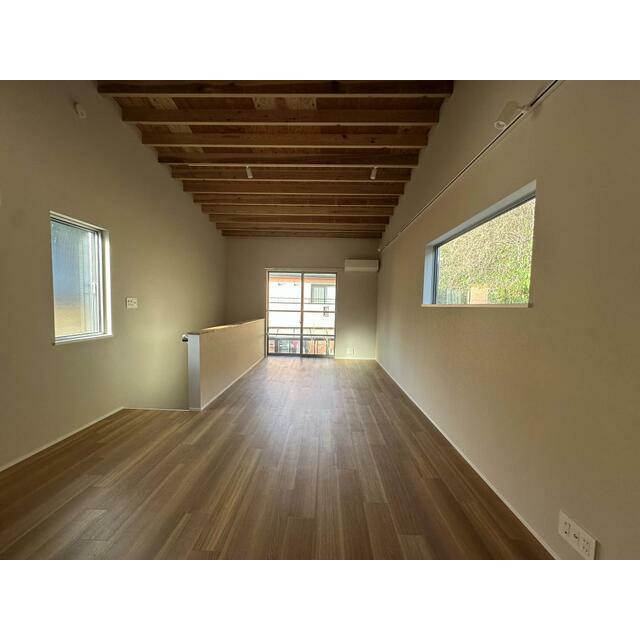 居室・リビング　３方に窓。山ｖｉｅｗの気持ちよいお部屋です