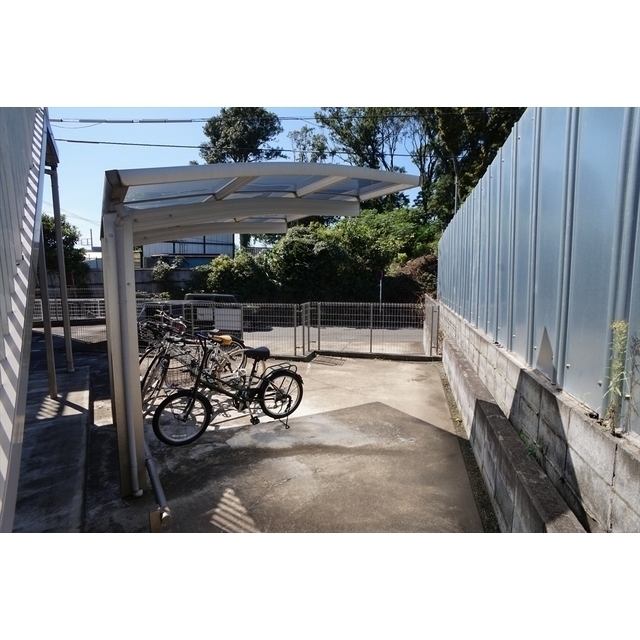 その他共有部分　屋根付き駐輪場有り！