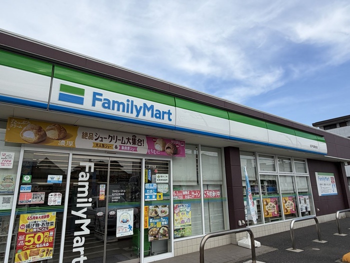 コンビニ　ファミリーマート（コンビニ）まで313m