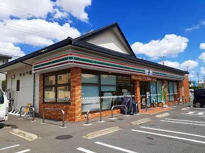 コンビニ　セブンイレブン（コンビニ）まで610m