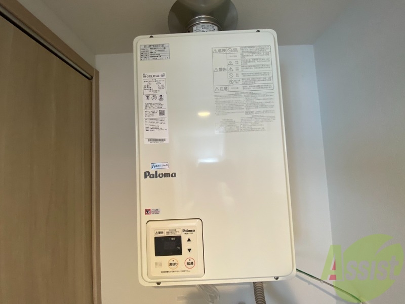 その他　給湯器です。操作しやすいパネルになってます。