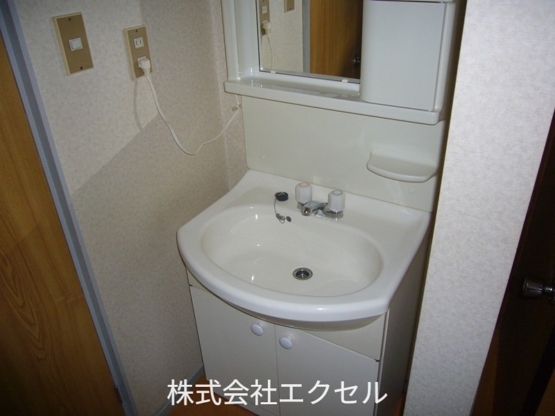 洗面設備　独立洗面台付きです。