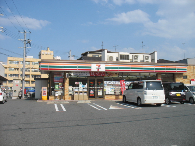 コンビニ　セブンイレブン（コンビニ）まで658m