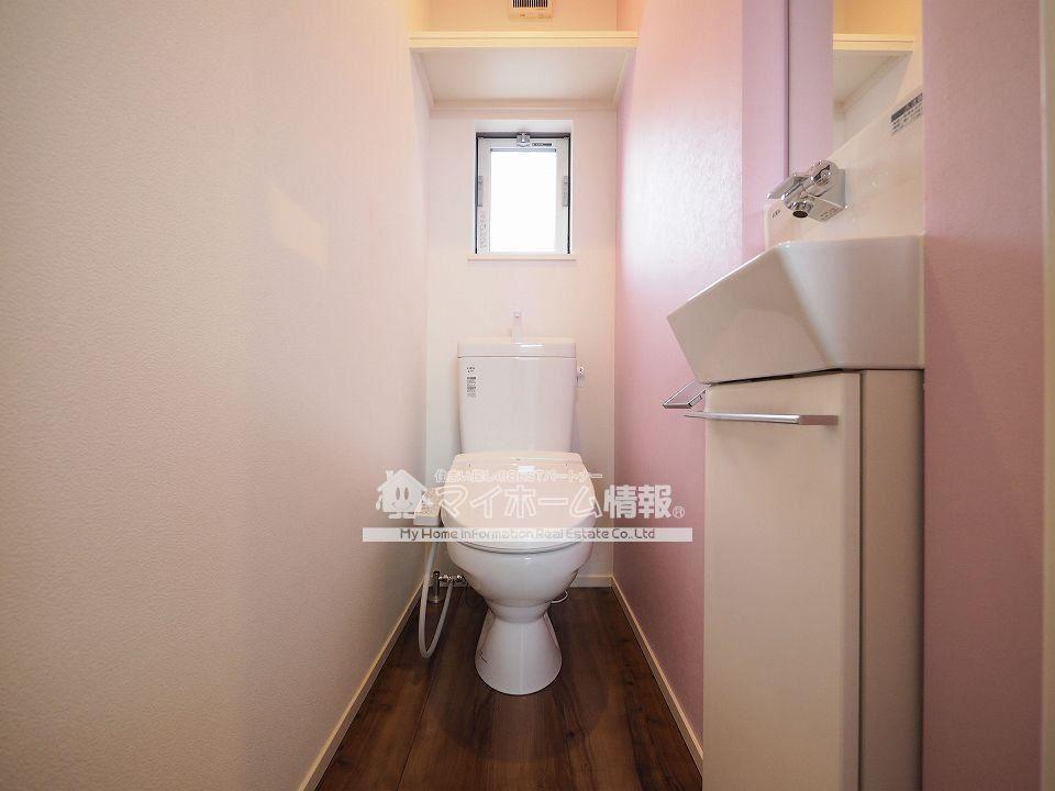 トイレ　トイレにも手洗い場を設置しました。