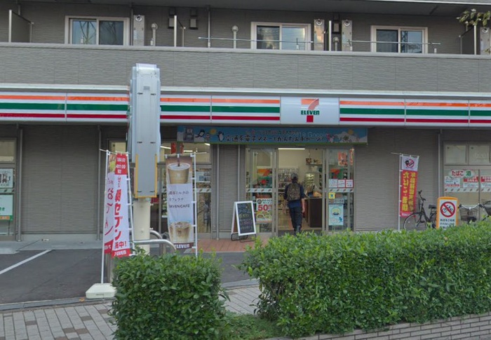 コンビニ　セブンイレブン（コンビニ）まで300m