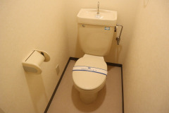 トイレ　別号室のお写真です。ご参考程度にご覧ください。