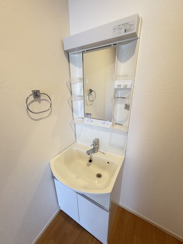 洗面設備　写真は同建物の別部屋を参考に掲載しております。