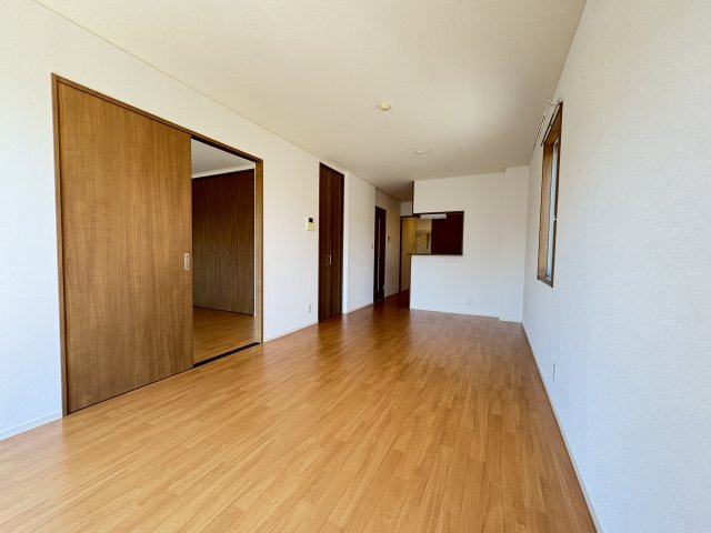居室・リビング　写真は同建物の別部屋を参考に掲載しております。