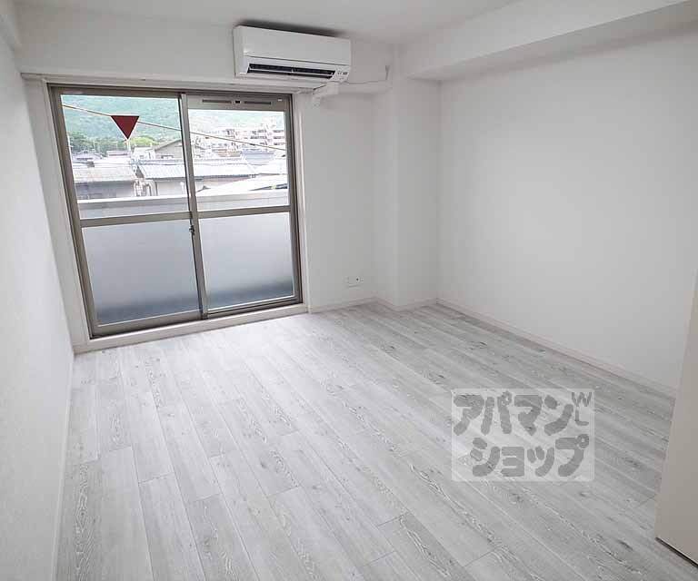 居室・リビング　８帖の洋室です