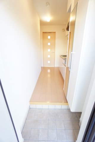 玄関　同物件・同タイプの写真です。