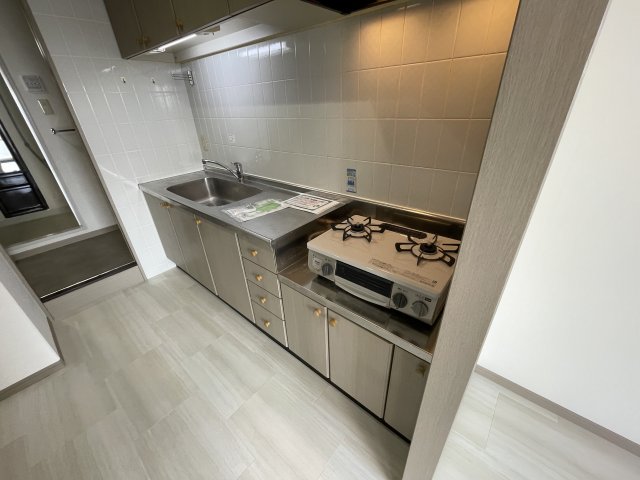 キッチン　同じマンションの反転間取りの写真です。