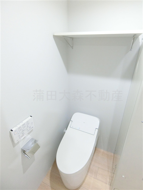 トイレ　棚と温水洗浄便座付きタンクレストイレ