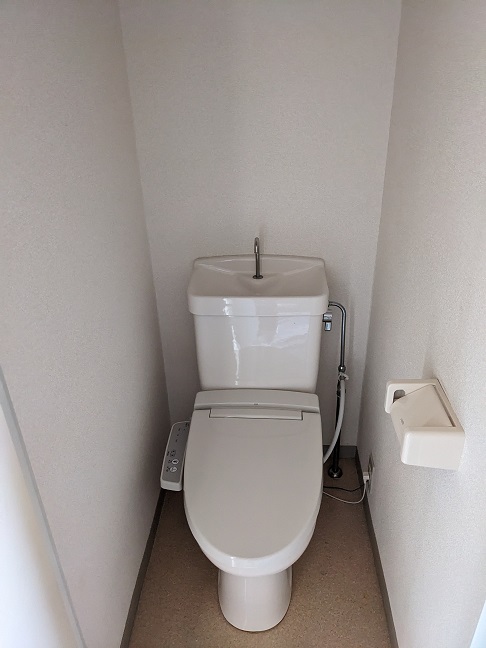 京王線 武蔵野台駅 徒歩10分 3階建 築33年のトイレ写真