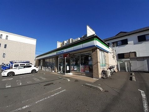 コンビニ　ファミリーマート（コンビニ）まで500m