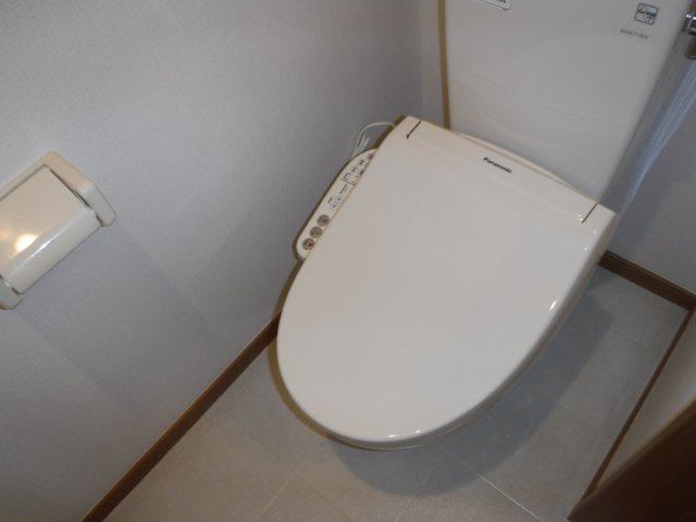 トイレ　他のお部屋の参考写真となります。