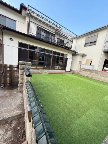 建物外観　リビングに面した広い人工芝のお庭！
