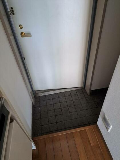 玄関　室内掲載写真は同建物の他の部屋のものです。