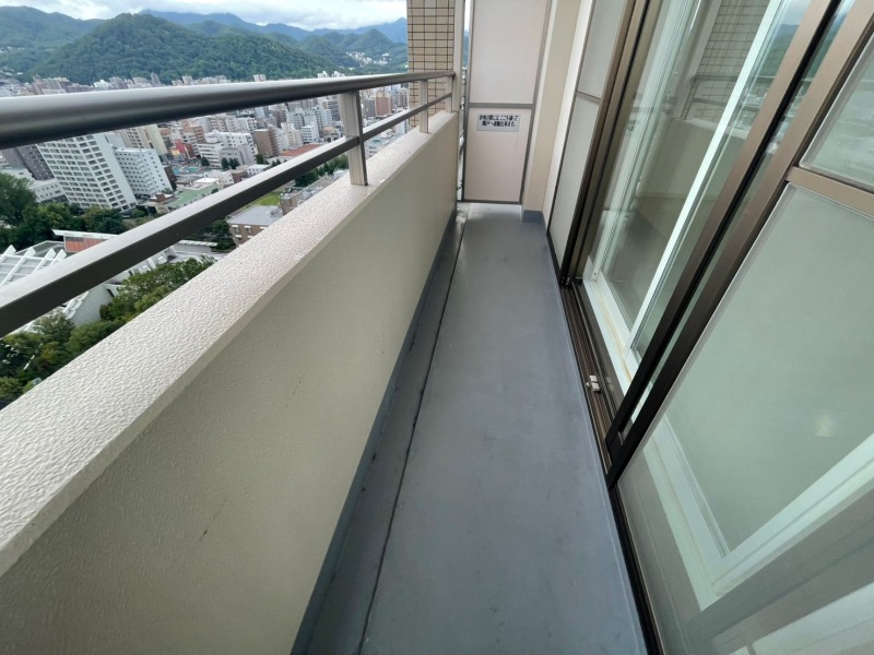 バルコニー　バルコニーは幅も広く全てのお部屋から出入りできます。