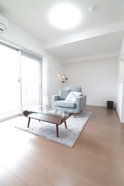 居室・リビング　※モデルルーム参考写真。実際のお部屋に家具、小物は付いており