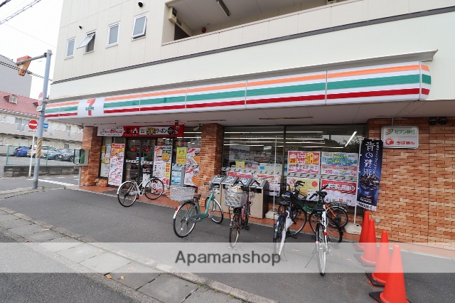 コンビニ　セブンイレブン（コンビニ）まで128m