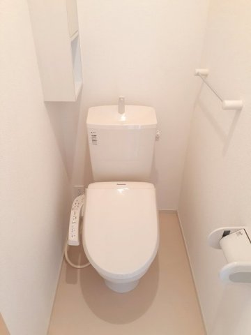 トイレ　落ち着いた色調のトイレです
