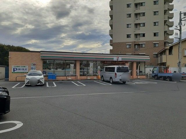 コンビニ　セブンイレブン（コンビニ）まで331m